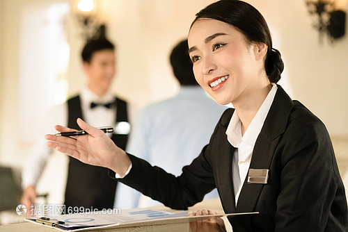 男人和女人戶內服務業女酒店員工