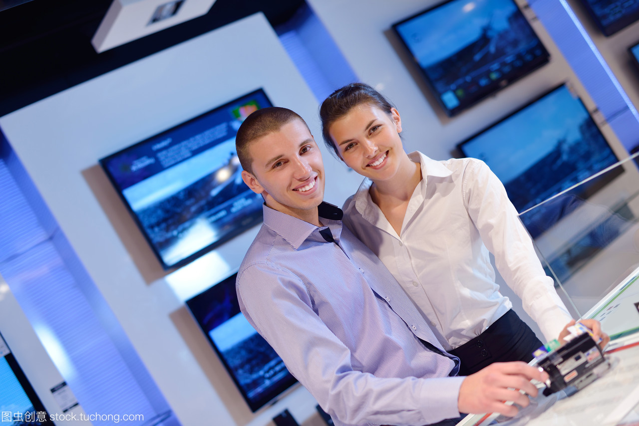 手提電腦,伉儷,筆記本電腦,筆記本,人物,人,電視機,商務(wù),電視,商業(yè),生意業(yè)務(wù),生意,做生意,業(yè)務(wù),技術(shù)院校,高科技,購,女性,女人,買,成年人,成年,購買,相機,購置,照相機,開麥拉,看著,男性,須眉,攝影機,男人,市場,現(xiàn)代,模特,市廛,摩登,新,幫助,新興,新的,全新,服務(wù),擁戴,接濟,侍候,聲援,匡助,幫忙,幫襯,任事,支撐,血漿,純屏電視,肖像,增援,產(chǎn)品,人像,商店,技術(shù),市肆,科技,伴侶,一般零售,白人,白種人,公司,企業(yè),藍(lán)色,藍(lán),計算機,消費者,電腦,顧客,家庭,數(shù)字的,數(shù)碼,主顧,平